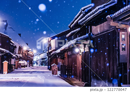 雪景色の古い町並み 122778047