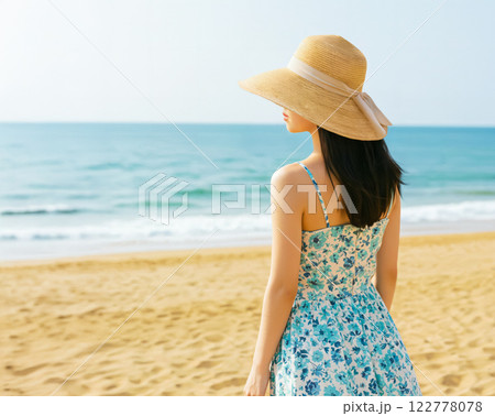 夏の海を見つめる若い女性 夏の海を見つめる若い女性 122778078