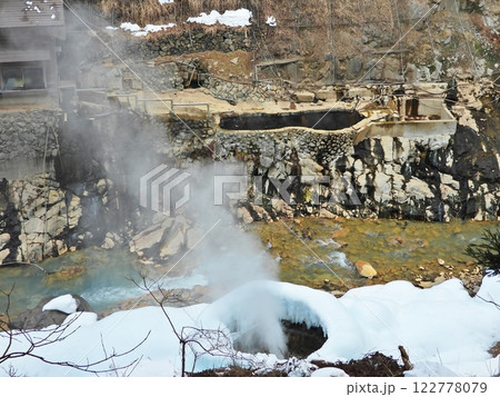 渋地獄谷温泉の源泉の噴泉と横湯川沿いの露天風呂 渋地獄谷温泉の源泉の噴泉と横湯川沿いの露天風呂 122778079