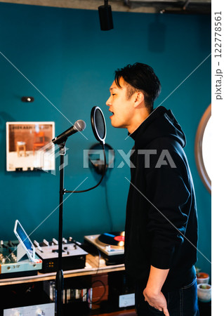 音響機材を前にレコーディングをする若い男性 122778561