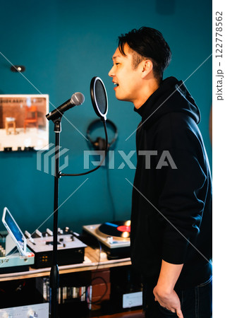 音響機材を前にレコーディングをする若い男性 122778562