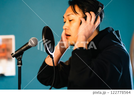 音響機材を前にレコーディングをする若い男性 122778564