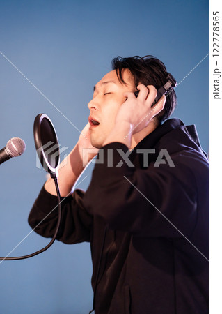 音響機材を前にレコーディングをする若い男性 122778565