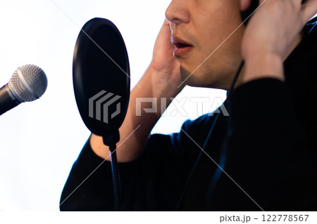 音響機材を前にレコーディングをする若い男性 122778567