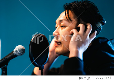 音響機材を前にレコーディングをする若い男性 122778571