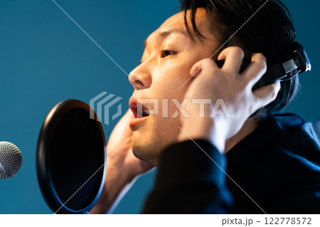 音響機材を前にレコーディングをする若い男性 122778572