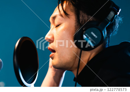 音響機材を前にレコーディングをする若い男性 122778573