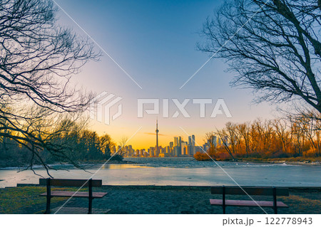 公園のベンチとトロント 122778943