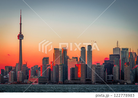 トロント夕暮れビル群 トロント夕暮れビル群 122778983