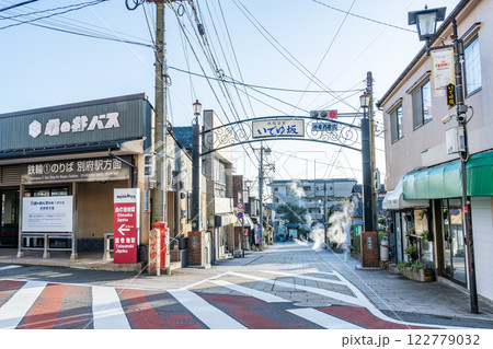 大分県別府市 鉄輪温泉街の「いでゆ坂」と周辺の街並み 大分県別府市 鉄輪温泉街の「いでゆ坂」と周辺の街並み 122779032