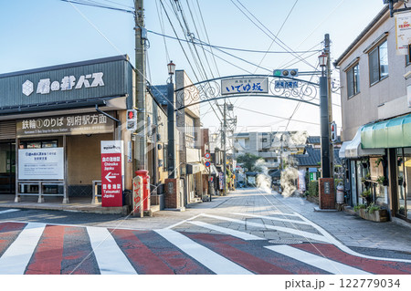 大分県別府市　鉄輪温泉街の「いでゆ坂」と周辺の街並み 122779034