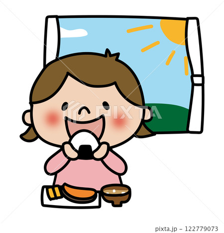 窓の前で和食の朝ごはんを食べる子供（女の子1） 122779073