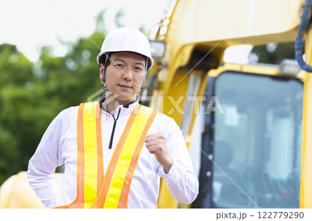 工事現場で働く作業員 工事現場で働く作業員 122779290