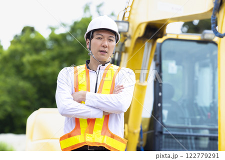 工事現場で働く作業員 工事現場で働く作業員 122779291