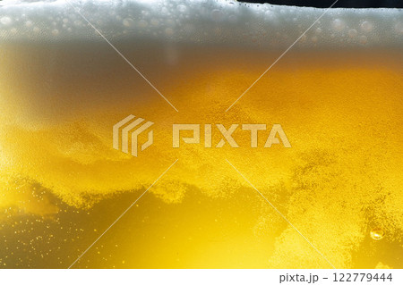 最高にうまい生ビールを注ぐ 122779444