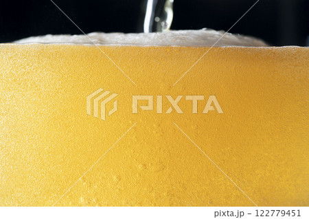 最高にうまい生ビールを注ぐ 122779451