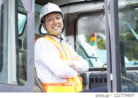 工事現場で働く作業員 クレーン車の運転をする男性 工事現場で働く作業員 クレーン車の運転をする男性 122779697
