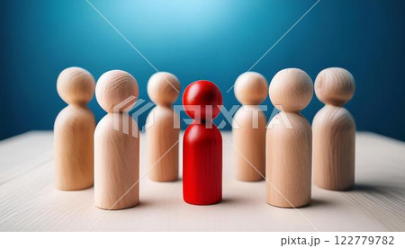 目立つ赤いピース：個性とリーダーシップを象徴する木製フィギュアのグループ 122779782