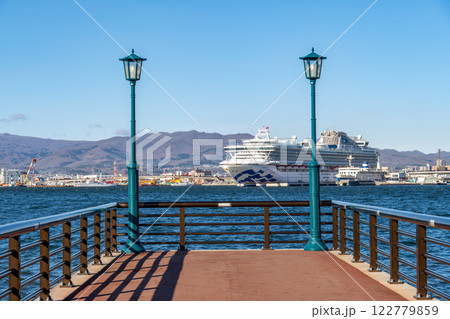 旧桟橋から見る函館に寄港したダイヤモンド・プリンセス 122779859