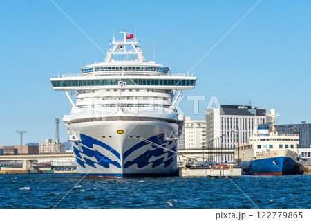 正面から見た豪華客船、ダイヤモンド・プリンセスと摩周丸 122779865