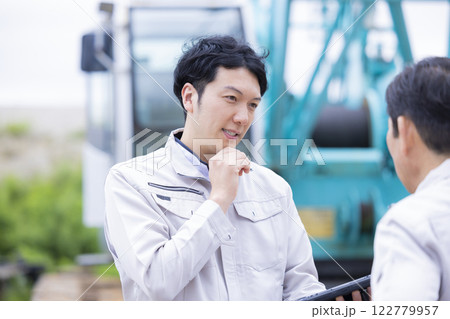 工事現場で働く作業員　タブレットで作業内容を確認する男性 122779957