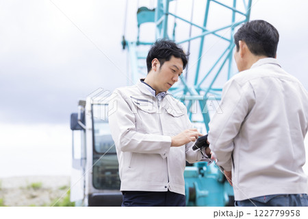 工事現場で働く作業員 タブレットで作業内容を確認する男性 工事現場で働く作業員 タブレットで作業内容を確認する男性 122779958
