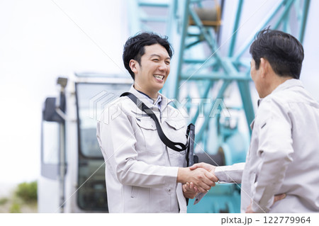 工事現場で働く作業員 122779964