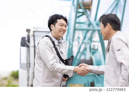 工事現場で働く作業員 握手をする男性 工事現場で働く作業員 握手をする男性 122779965