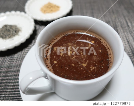 高カカオココアに黒すりごまときな粉を入れる 122779975