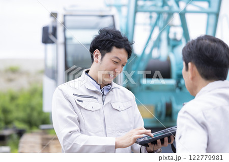 工事現場で働く作業員 タブレットで作業内容を確認する男性 工事現場で働く作業員 タブレットで作業内容を確認する男性 122779981