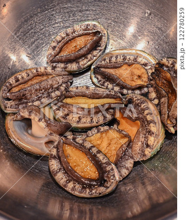 市場で売られているアワビ 122780259