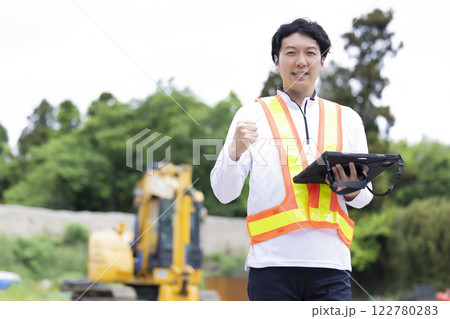 工事現場で働く作業員 タブレットを持っている男性 工事現場で働く作業員 タブレットを持っている男性 122780283
