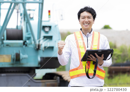 工事現場で働く作業員 タブレットを持っている男性 工事現場で働く作業員 タブレットを持っている男性 122780430