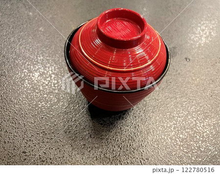 鰻屋さんの肝吸い、お吸い物の赤いお椀 鰻屋さんの肝吸い、お吸い物の赤いお椀 122780516