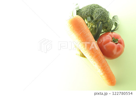 トマト、ニンジン、ブロッコリー 122780554