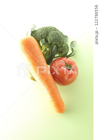 トマト、ニンジン、ブロッコリー 122780556