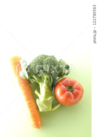 トマト、ニンジン、ブロッコリー 122780563