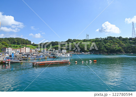 統営・弥勒島の海沿いの風景【韓国/慶尚南道】 122780594