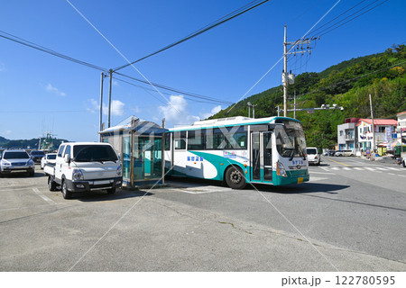 統営・弥勒島のバス停留所と島内を走るバス【韓国/慶尚南道】 122780595