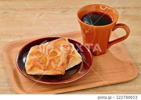 注）湯気は合成です。コーヒータイム、コーヒーブレイク、飲茶、3時のおやつタイム。デニッシュと。 122780653