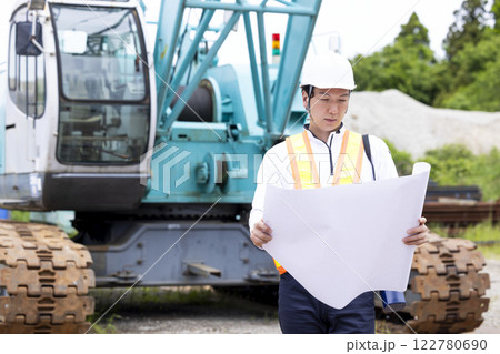 工事現場で働く作業員 図面を見ている男性 工事現場で働く作業員 図面を見ている男性 122780690
