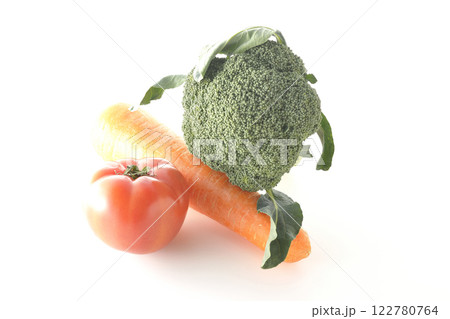 トマト、ニンジン、ブロッコリーを白背景で撮影 トマト、ニンジン、ブロッコリーを白背景で撮影 122780764