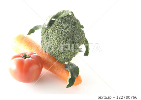 トマト、ニンジン、ブロッコリーを白背景で撮影 122780766