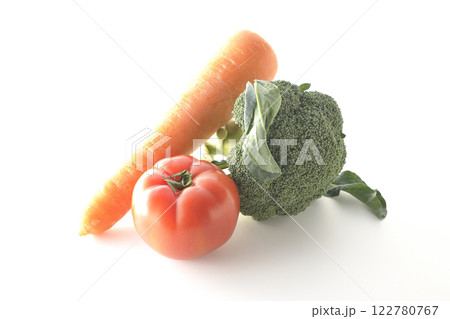 トマト、ニンジン、ブロッコリーを白背景で撮影 122780767