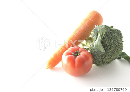 トマト、ニンジン、ブロッコリーを白背景で撮影 122780769