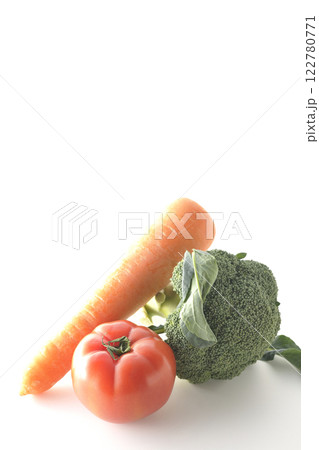 トマト、ニンジン、ブロッコリーを白背景で撮影 122780771
