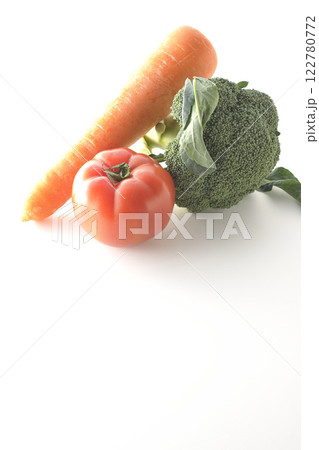 トマト、ニンジン、ブロッコリーを白背景で撮影 122780772