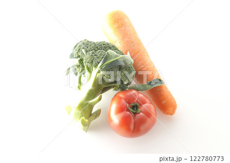 トマト、ニンジン、ブロッコリーを白背景で撮影 122780773