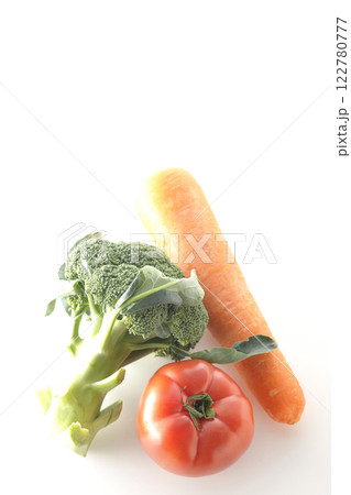 トマト、ニンジン、ブロッコリーを白背景で撮影 122780777