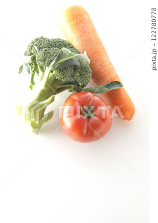 トマト、ニンジン、ブロッコリーを白背景で撮影 122780778